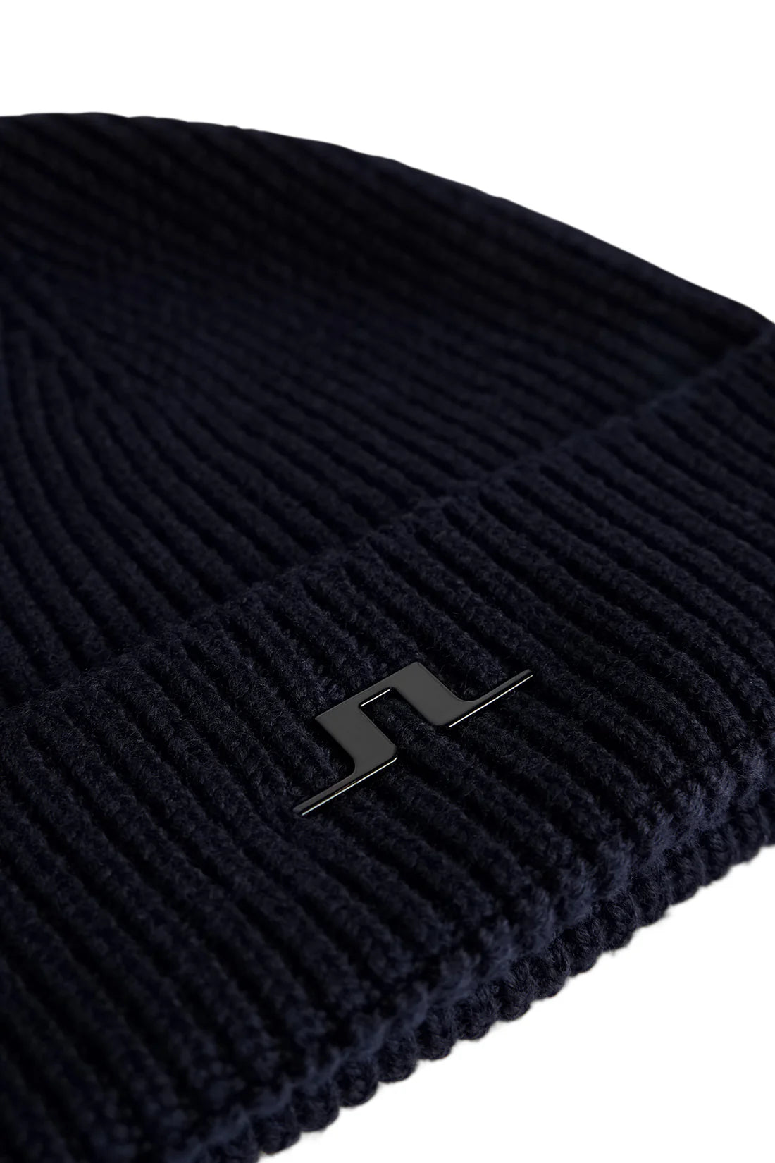 J. Lindeberg Joan Merino Mössa in navy black ribbed knit with logo detail, perfect for style and warmth.