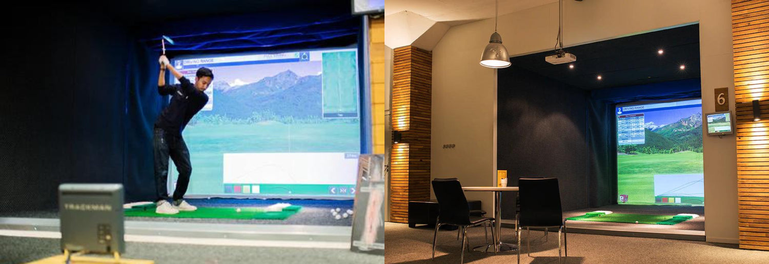 Golfsimulator med en man som svingar en klubba framför en stor skärm som visar en golfbana 